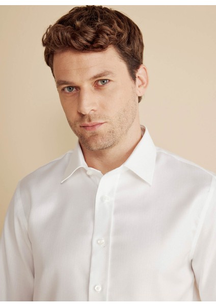 Slim Fit Klasik Yaka Beyaz Erkek Gömlek BBFW25MSH023 fırsatları
