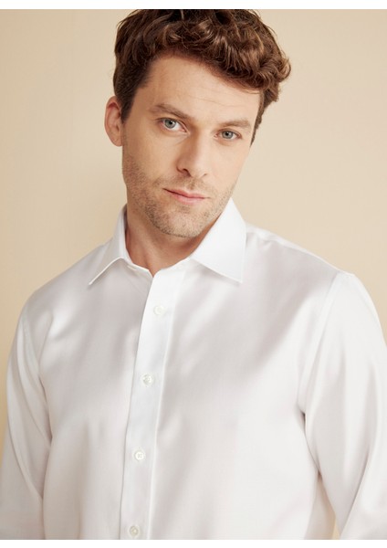 Slim Fit Klasik Yaka Beyaz Erkek Gömlek BBFW25MSH026 fırsatları