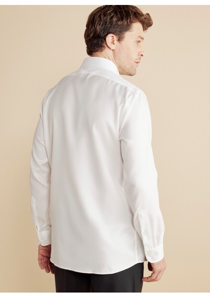 Slim Fit Klasik Yaka Beyaz Erkek Gömlek BBFW25MSH026 indirimleri