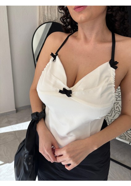 Ön Büzgü Detay Sırt Bağlamalı Bluz fiyatları