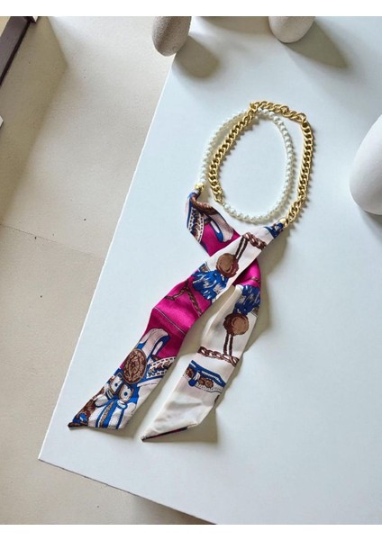 - Aura Fular Serisi – Renkli Zincir ve Inci Detaylı Fular (KOD-394)