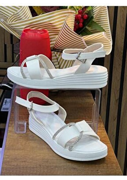 Kadın Taş Detaylı Çift Şerit Terlik Esnek Konforlu Bej Renkli Günlük Kullanım İçin