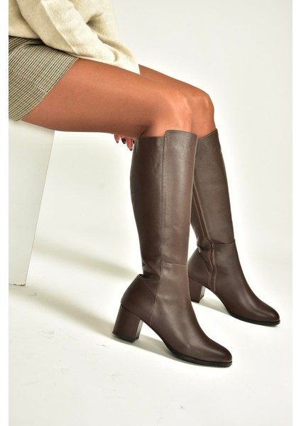 V468213103 Kahverengi Hakiki Deri Kalın Topuklu Kadın Çizme