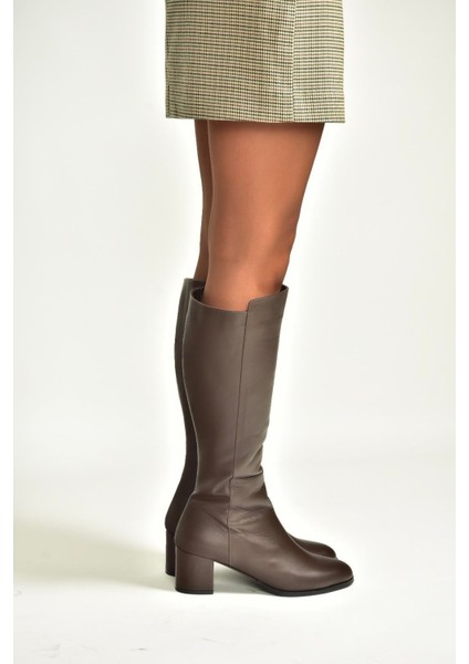 V468213103 Kahverengi Hakiki Deri Kalın Topuklu Kadın Çizme fiyatları