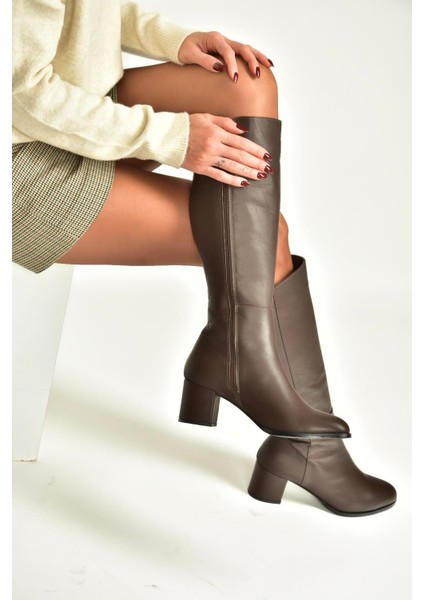 V468213103 Kahverengi Hakiki Deri Kalın Topuklu Kadın Çizme modelleri