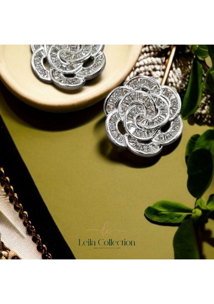 Çiçek Figürlü Gümüş Renkli Küpe modelleri