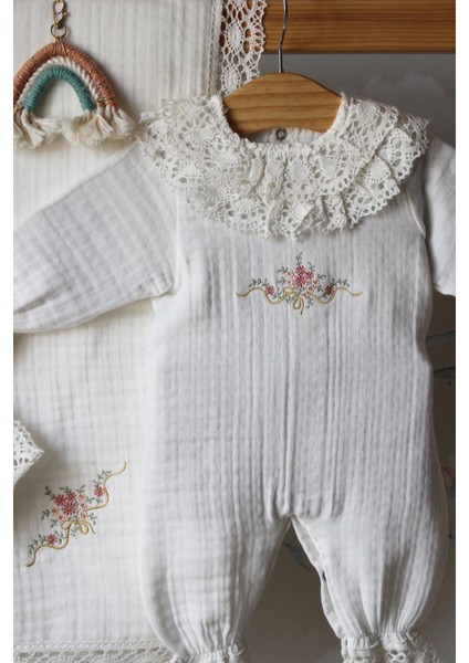 Çiçek Nakış 6'lı Isme Özel Müslin Bebek Set %100 Pamuk Tulum Battaniye Şapka Puset Örtü Yastk Eldivn modelleri