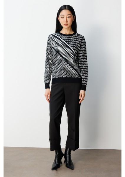 Kadın Sıfır Yaka Desenli Kazak 65300 Siyah modelleri