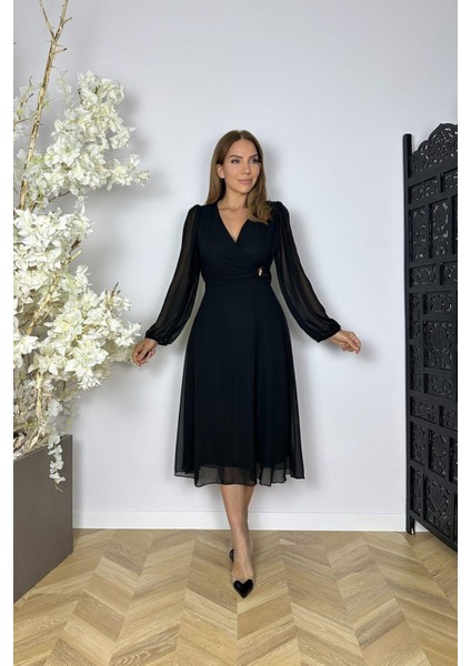 G1570 Kruvaze Yaka Broş Detaylı Şifon Elbise Siyah