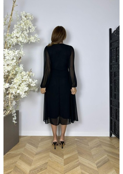 G1570 Kruvaze Yaka Broş Detaylı Şifon Elbise Siyah fiyatları