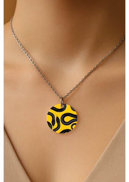 Şeffaf Sert Akrilik Kolye Ucu ve Üzeri Zincirli Desenli Kolye Yılan Portre