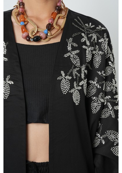 Kadın Yakası ve Kolları Boncuk Işlemeli Oversize Uzun Kimono modelleri