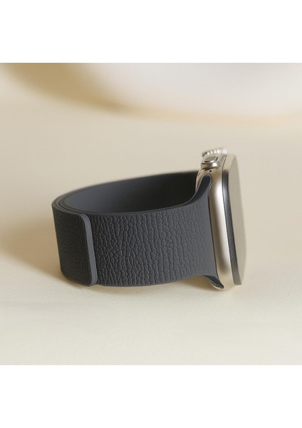 Apple Watch Series 11/10(42MM)/9/8/7/SE3/SE2/SE Uyumlu 38/40/41MM Deri Görünümlü Yumuşak Dokulu Manyetik Mıknatıslı Kordon fiyatları