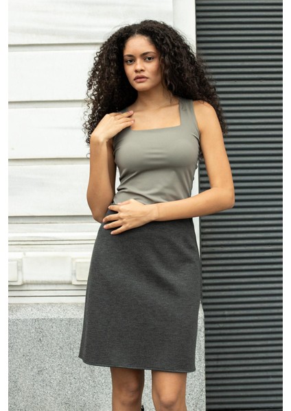 Kare Yaka Kolsuz Likralı Şık Parlak Kumaş Bluz Body-Haki fiyatları