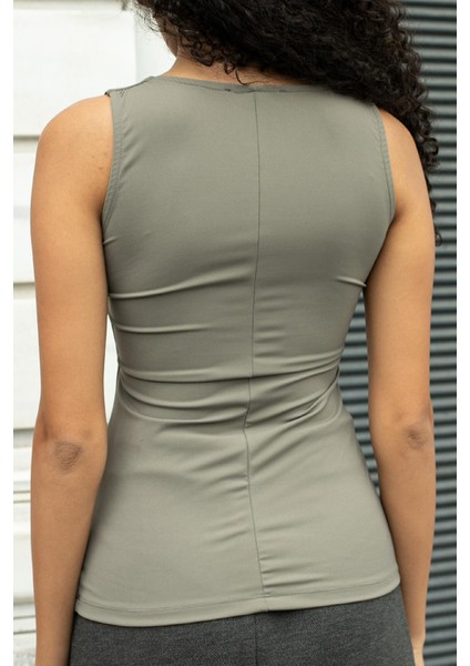 Kare Yaka Kolsuz Likralı Şık Parlak Kumaş Bluz Body-Haki