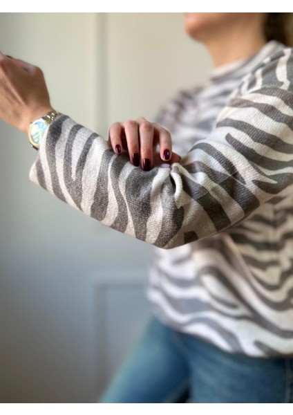 Ekru Zebra Desenli Kazak