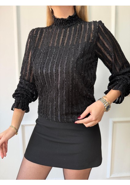 Siyah Dik Yaka Şeritli Bluz
