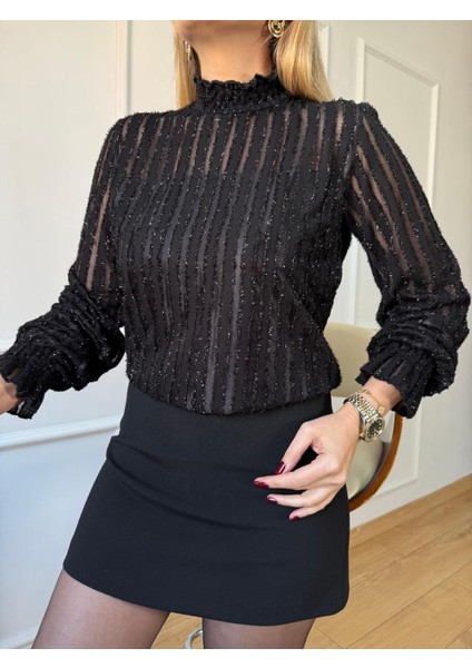 Siyah Dik Yaka Şeritli Bluz
