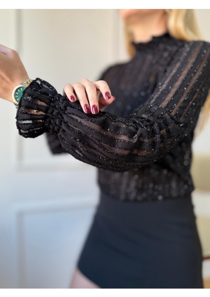 Siyah Dik Yaka Şeritli Bluz