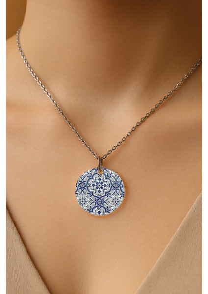 Şeffaf Sert Akrilik Kolye Ucu ve Üzeri Zincirli Desenli Kolye Saray Avlusu