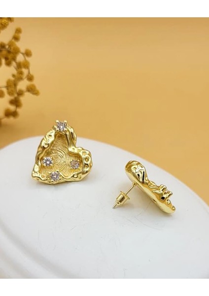 Zirkon Taşlı Kalp Dokulu Pirinç Küpe fırsatları
