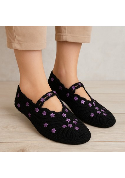 El Yapımı Siyah Mor Çiçekli Örgü Patik – Şık, Sıcak ve Konforlu Tasarım