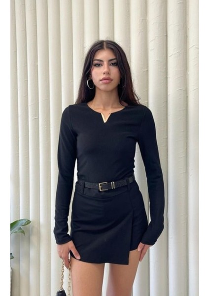 Kadın V Yakalı Aksesuarlı Bluz / Women's V-Neck Blouse