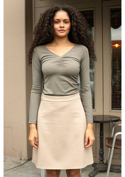 Kadın Likralı Esnek Hafif Parlak Kumaş V Yaka Büzgülü Uzun Kol Asimetrik Bluz-Haki