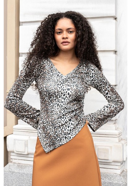 Kadın Likralı Esnek Kumaş Desenli V Yaka Büzgülü Uzun Kol Asimetrik Body Bluz-Leopar fiyatları