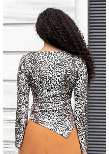 Kadın Likralı Esnek Kumaş Desenli V Yaka Büzgülü Uzun Kol Asimetrik Body Bluz-Leopar
