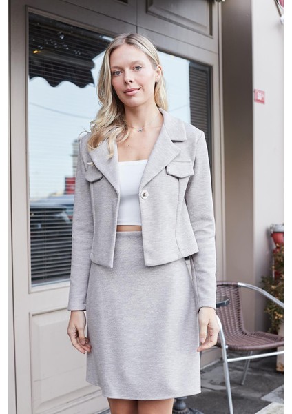 Kadın Kalın Esnek Kumaş Yakalı Cep Kapaklı Uzun Kol Kısa Blazer Ceket-Bej