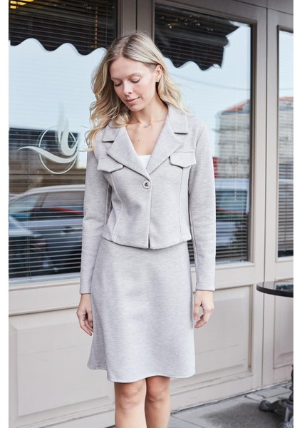 Kadın Kalın Esnek Kumaş Yakalı Cep Kapaklı Uzun Kol Kısa Blazer Ceket-Bej modelleri