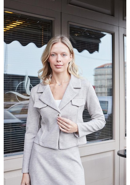 Kadın Kalın Esnek Kumaş Yakalı Cep Kapaklı Uzun Kol Kısa Blazer Ceket-Bej fırsatları