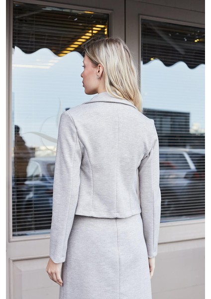 Kadın Kalın Esnek Kumaş Yakalı Cep Kapaklı Uzun Kol Kısa Blazer Ceket-Bej