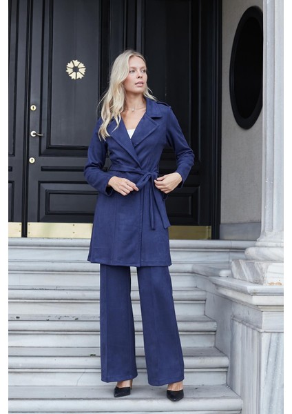 Kadın Hafif Likralı Süet Kumaş Anvelop Kruvaze Cepli Uzun Kol Diz Boy Trençkot-Lacivert fiyatları