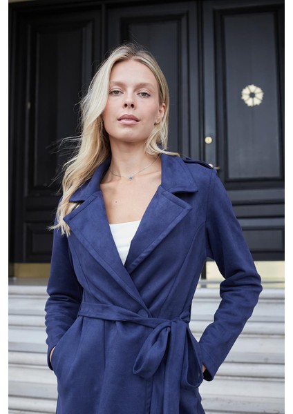 Kadın Hafif Likralı Süet Kumaş Anvelop Kruvaze Cepli Uzun Kol Diz Boy Trençkot-Lacivert fırsatları