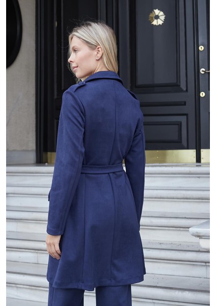 Kadın Hafif Likralı Süet Kumaş Anvelop Kruvaze Cepli Uzun Kol Diz Boy Trençkot-Lacivert indirimleri