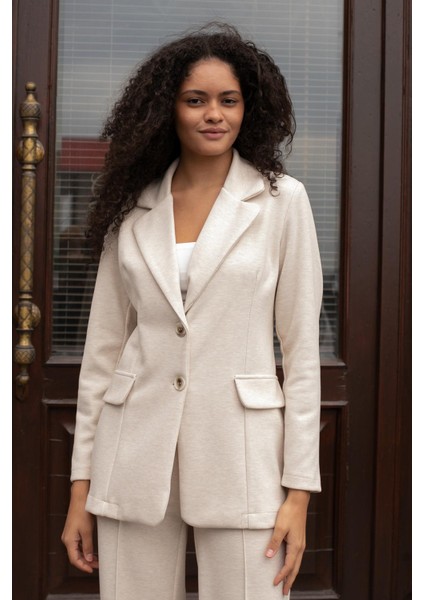 Kadın Esnek Kalın Kumaş Yakalı Cep Kapaklı Uzun Kol Çift Düğmeli Blazer Ceket-Krem fiyatları