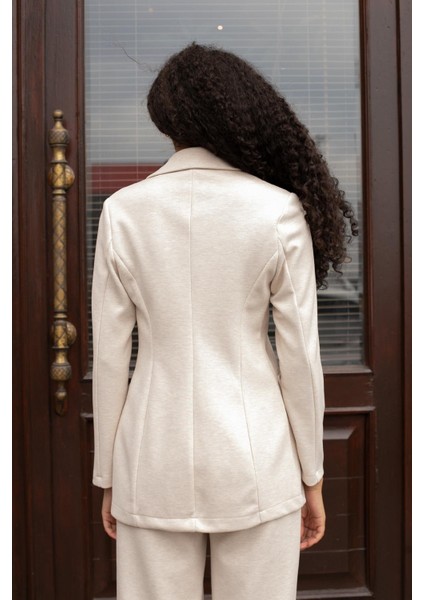 Kadın Esnek Kalın Kumaş Yakalı Cep Kapaklı Uzun Kol Çift Düğmeli Blazer Ceket-Krem modelleri
