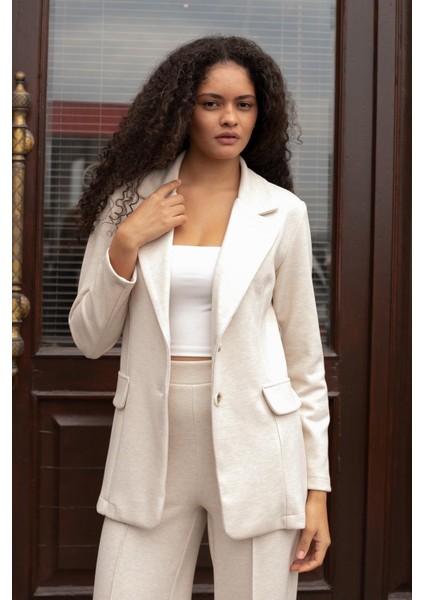 Kadın Esnek Kalın Kumaş Yakalı Cep Kapaklı Uzun Kol Çift Düğmeli Blazer Ceket-Krem indirimleri