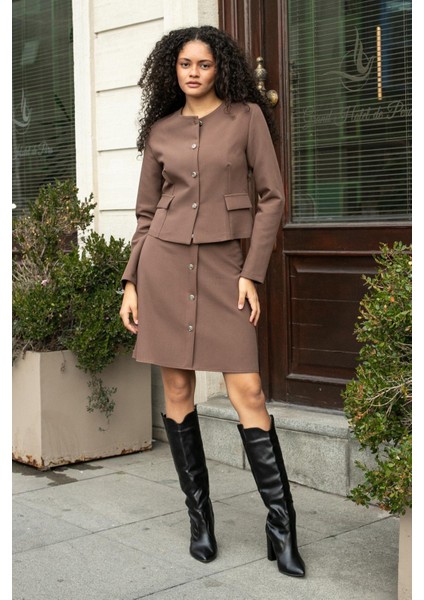 Kadın Hafif Esnek Kumaş Geniş Sıfır Yaka Cep Kapaklı Uzun Kol Dar Kesim Hafif Kısa Blazer Ceket-Sütlü Kahve