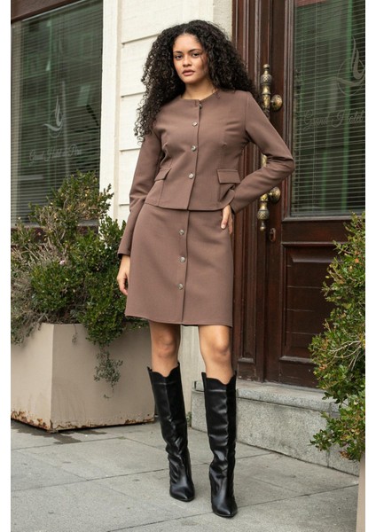 Kadın Hafif Esnek Kumaş Geniş Sıfır Yaka Cep Kapaklı Uzun Kol Dar Kesim Hafif Kısa Blazer Ceket-Sütlü Kahve fiyatları