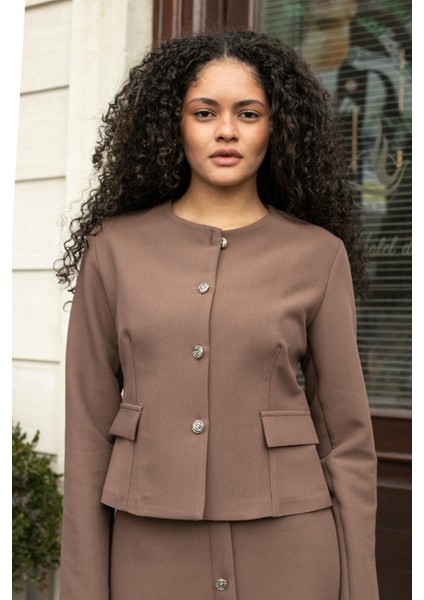 Kadın Hafif Esnek Kumaş Geniş Sıfır Yaka Cep Kapaklı Uzun Kol Dar Kesim Hafif Kısa Blazer Ceket-Sütlü Kahve modelleri