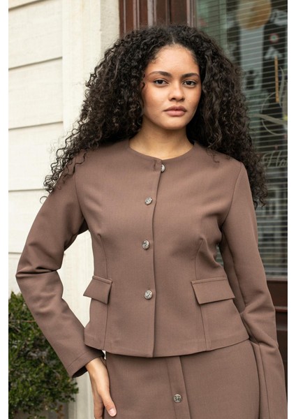 Kadın Hafif Esnek Kumaş Geniş Sıfır Yaka Cep Kapaklı Uzun Kol Dar Kesim Hafif Kısa Blazer Ceket-Sütlü Kahve fırsatları