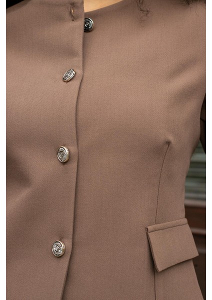 Kadın Hafif Esnek Kumaş Geniş Sıfır Yaka Cep Kapaklı Uzun Kol Dar Kesim Hafif Kısa Blazer Ceket-Sütlü Kahve indirimleri