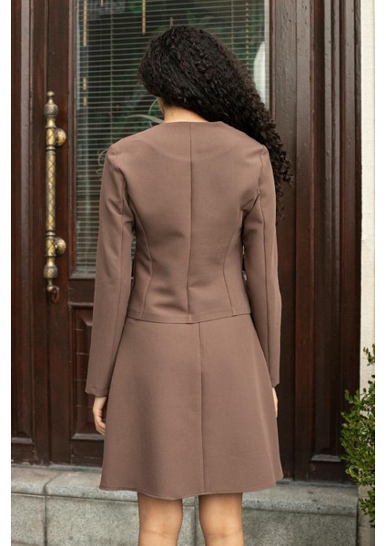 Kadın Hafif Esnek Kumaş Geniş Sıfır Yaka Cep Kapaklı Uzun Kol Dar Kesim Hafif Kısa Blazer Ceket-Sütlü Kahve