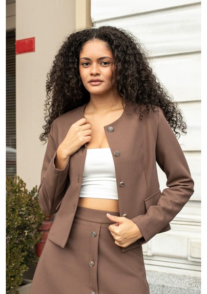 Kadın Hafif Esnek Kumaş Geniş Sıfır Yaka Cep Kapaklı Uzun Kol Dar Kesim Hafif Kısa Blazer Ceket-Sütlü Kahve