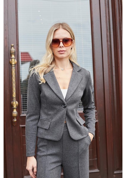 Kadın Hafif Esnek Fitilli Kumaş Yakalı Cep Kapaklı Uzun Kol Blazer Ceket-Antrasit modelleri