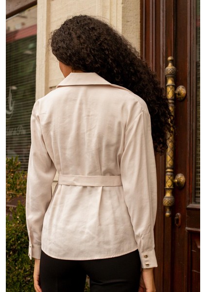 Kadın Ipeksi Dokulu Likrasız Modal Kumaş Yakalı Anvelop Kemerli Şık Bluz-Bej