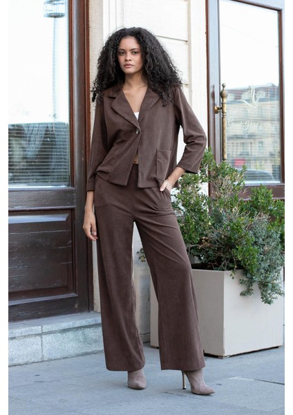 Kadın Fitilli Kadife Kumaş Yakalı Cep Kapaklı Uzun Kol Arkası Pili Kaşeli Rahat Kesim Ceket-Kahve